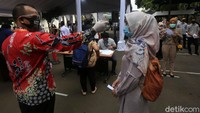 Setelah mencuci tangan, pemilih juga dicek suhu tubuhnya sebelum memasuki TPS.