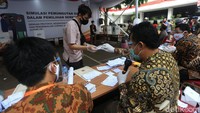 Petugas juga menerapkan protokol kesehatan yang ketat dalam melaksanakan tugasnya. Mereka wajib memakai masker dan face shield.