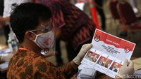 Petugas menunjukkan contoh surat suara.