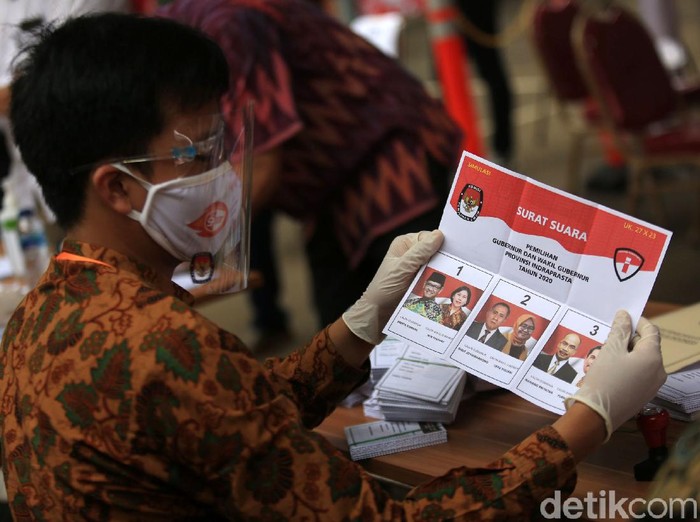Warga mengikuti simulasi pemungutan suara Pilkada serentak 2020 di Jakarta, Rabu (22/7/2020). Simulasi tersebut digelar untuk memberikan edukasi kepada masyarakat terkait proses pemungutan dan penghitungan suara Pilkada serentak 2020 yang akan dilaksanakan pada 9 Desember 2020 dengan menerapkan protokol kesehatan COVID-19.