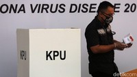 Masker dan sarung tangan plastik harus dikenakan selama proses pencoblosan di TPS.