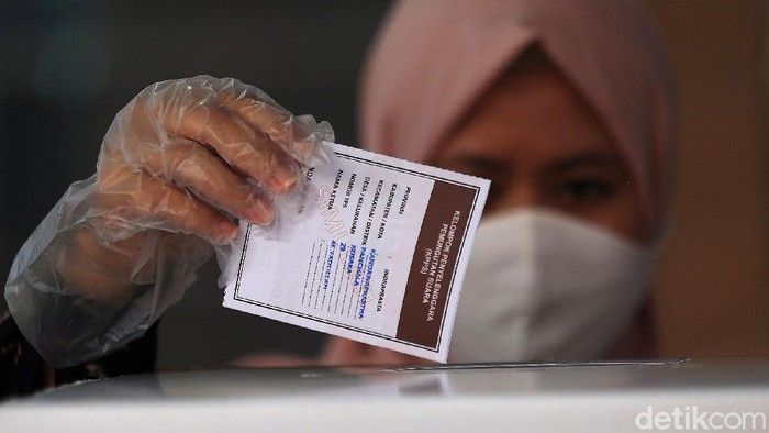 KPU Gelar Simulasi Pemungutan Suara Pilkada Saat Pendemi Corona Warga mengikuti simulasi pemungutan suara Pilkada serentak 2020 di Jakarta, Rabu (22/7/2020). Simulasi tersebut digelar untuk memberikan edukasi kepada masyarakat terkait proses pemungutan dan penghitungan suara Pilkada serentak 2020 yang akan dilaksanakan pada 9 Desember 2020 dengan menerapkan protokol kesehatan COVID-19.