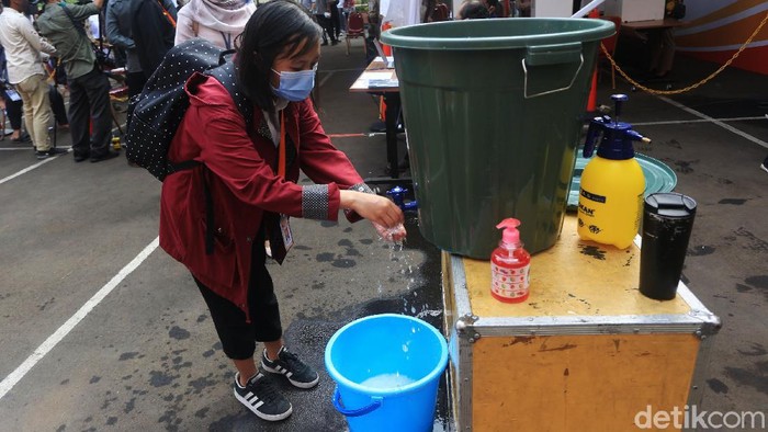 Warga mengikuti simulasi pemungutan suara Pilkada serentak 2020 di Jakarta, Rabu (22/7/2020). Simulasi tersebut digelar untuk memberikan edukasi kepada masyarakat terkait proses pemungutan dan penghitungan suara Pilkada serentak 2020 yang akan dilaksanakan pada 9 Desember 2020 dengan menerapkan protokol kesehatan COVID-19.