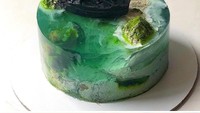 Yang kedua ada kue dengan tema serupa, hanya saja di atasnya diberikan hiasan kapal laut yang sedang berlayar dengan warna hitam. Foto: bored panda