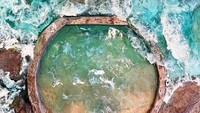 Sekilas tampilan kue satu ini persis sekali aslinya kalau dipotret dengan cara close up. Ada hiasan tebing, deburan ombak, dan warna biru lautnya yang cantik. Foto: bored panda