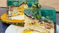 Ketika dipotong kue jelly dengan hiasan tebing di pulau yang indah ini berisikan sponge cake dengan isian buah peach. Ada campuran krim vanila dan cokelat juga di sana. Foto: bored panda