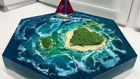Bentuk kuenya cukup unik yaitu persegi 6. Tampilannya juga menawan sekali dengan pulau kecil berbentuk hati di bagian tengah, lalu ada hamparan laut lepas yang cantik dan kapal laut kecil yang sedang berlayar. Foto: bored panda