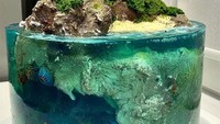 Kue ini punya tampilan pulau yang sangat indah. Terbuat dari jelly berwarna biru laut bening dengan hiasan tebing. Eitss! Tapi tenang saja, kue cantik ini bisa dimakan kok! Foto: bored panda