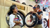 Mereka mengungkapkan bahwa baju yang digunakan adalah baju yang telah ditinggalkan pemiliknya di loundry. Tentu saja baju ini telah dicuci. (wantshowasyoung/Instagram)