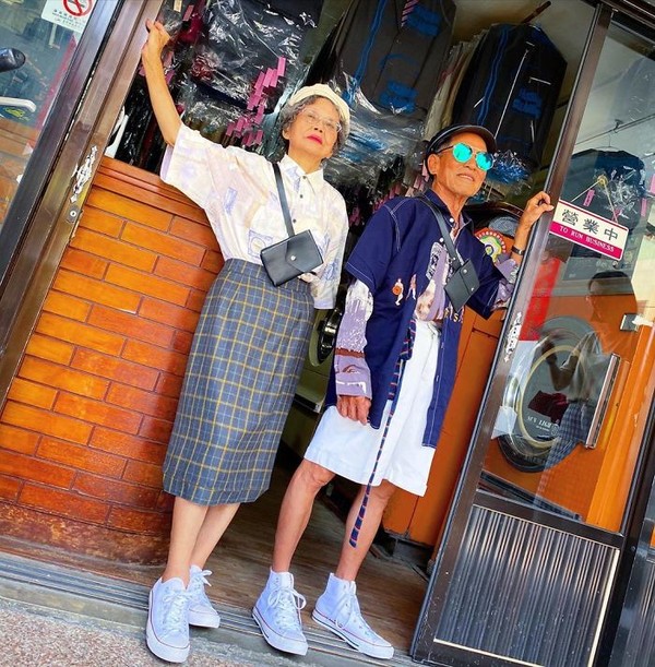 Di akun Instagram mereka, kita bisa lihat bagaimana epiknya pasangan ini berfoto dengan outfit yang keren di toko loundry. (wantshowasyoung/Instagram) Di akun Instagram mereka, kita bisa lihat bagaimana epiknya pasangan ini berfoto dengan outfit yang keren di toko loundry. (wantshowasyoung/Instagram)