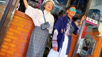 Di akun Instagram mereka, kita bisa lihat bagaimana epiknya pasangan ini berfoto dengan outfit yang keren di toko loundry. (wantshowasyoung/Instagram)