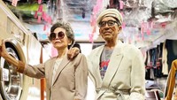 Nah, pasangan lansia asal Taiwan ini bisa menjadi inspirasi buat kamu nih, wahai anak muda! Mereka bergaya nggak akan kalah deh dari foto OOTD kamu jalan-jalan. (wantshowasyoung/Instagram)