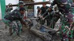 Lumpur Masih Tutupi Rumah Warga Usai Banjir Bandang
