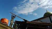 Tim SAR TNI berusaha membongkar teras masjid yang terendam lumpur akibat banjir bandang.