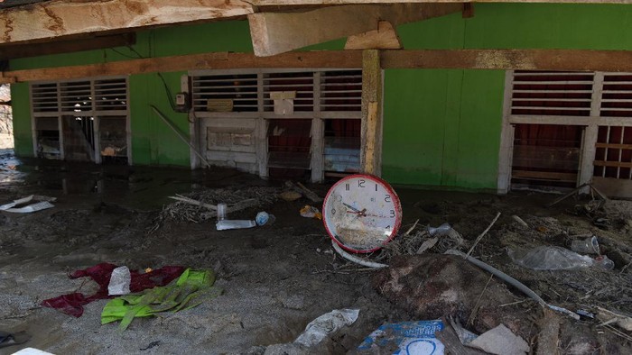 Tumpukan lumpur masih menutupi rumah-rumah warga pasca banjir bandang di Desa Radda Masamba, Luwu Utara, Sulawesi Selatan. Begini potretnya.