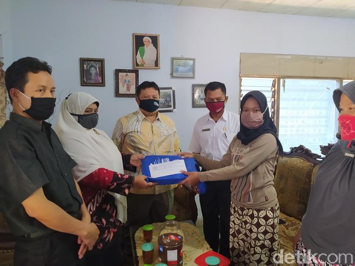 Mahasiswi jurusan Manajemen, Universitas Muhammadiyah Magelang, Teara Noviyani Sekar Melati yang kuliah daring di pinggir jalan dapat penghargaan dari kampus, Rabu (22/7/2020).