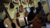 Ridwan yang berlatar belakang musisi band aliran rock tersebut mengaku kewalahan melayani jasa service maintenance ataupun perbaikan gitar selama masa pandemi COVID-19.
