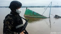 Edhy mengungkapkan, penangkapan itu bermula dari Kapal Pengawas Hiu 11 dan Kapal Pengawas Orca 3 milik KKP yang sedang melaksanakan operasi pengamanan dan pengawasan di perairan ZEE Laut Natuna Utara WPP-NRI 711. KKP kemudian menemukan 2 Kapal Ikan Asing (KIA) berbendera Vietnam di titik koordinat 1° 16 - 7°19 Lintang Utara dan 105° 00 - 110°00 Bujur Timur yang mencari ikan tanpa dilengkapi dokumen yang berlaku di Indonesia.
