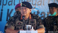 Edhy Prabowo yang mengenakan seragam loreng KKP berbaret bintang 4 memberikan keterangan di Stasiun PSDKP Pontianak, Rabu (22/7/2020).
