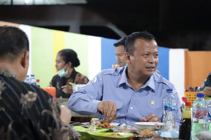 Menteri KKP Edhy Prabowo Makan Pecel Lele