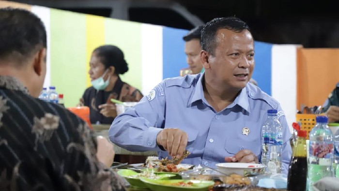 Menteri KKP Edhy Prabowo Makan Pecel Lele