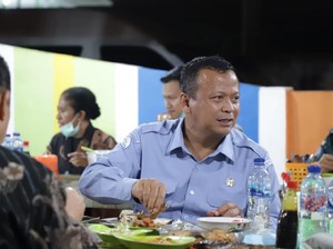 Momen Menteri Edhy Makan Pecel Lele Kaki Lima di Pontianak