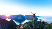 Saat Midnight Sun, kebanyakan penduduk jadi insomnia. Mereka suka hiking atau sekedar berjalan-jalan untuk mengusir stress. (Getty Images/iStockphoto)