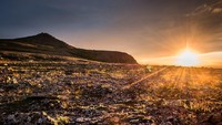 Midnight Sun terjadi saat musim panas atau summer solitide. Ketika itu kemiringan aksial bumi sebesar 23,5 derajat. Sehingga wilayah tersebut mengakibatkan siang lebih panjang dan matahari tetap berada di horizon. (Getty Images/iStockphoto)