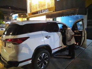 Terekam CCTV, Pembobol Mobil Isi Cek Rp 43 M di Kemang Ada 2 Orang
