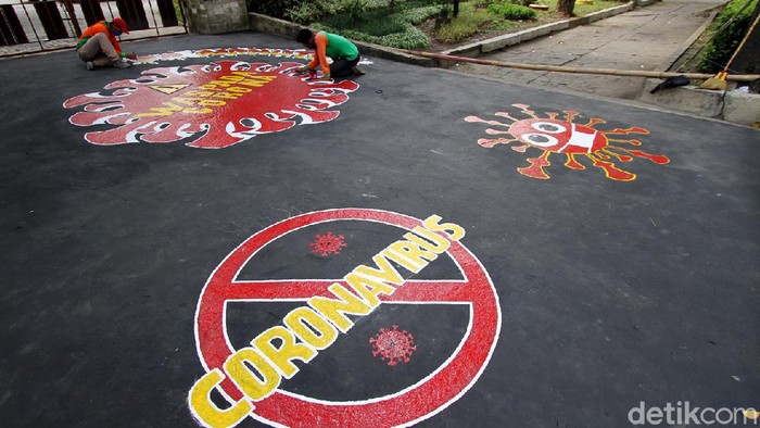 Mural Waspada Corona Hiasi Jalan di Solo Mural bertema waspada penyebaran virus Corona hiasi jalan di Solo. Lukisan itu dibuat agar para pengguna jalan mematuhi protokol kesehatan guna cegah COVID-19