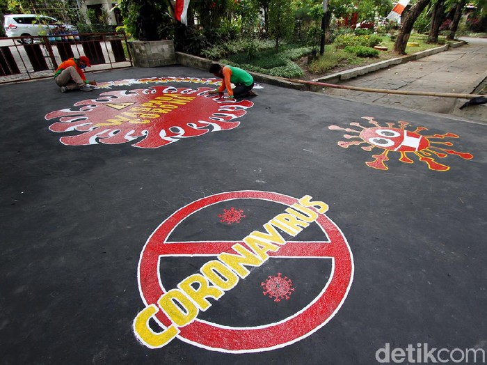 Mural bertema waspada penyebaran virus Corona hiasi jalan di Solo. Lukisan itu dibuat agar para pengguna jalan mematuhi protokol kesehatan guna cegah COVID-19
