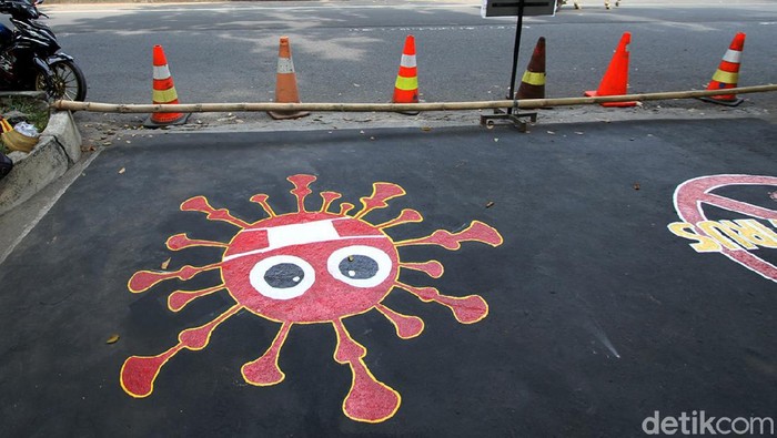 Mural bertema waspada penyebaran virus Corona hiasi jalan di Solo. Lukisan itu dibuat agar para pengguna jalan mematuhi protokol kesehatan guna cegah COVID-19