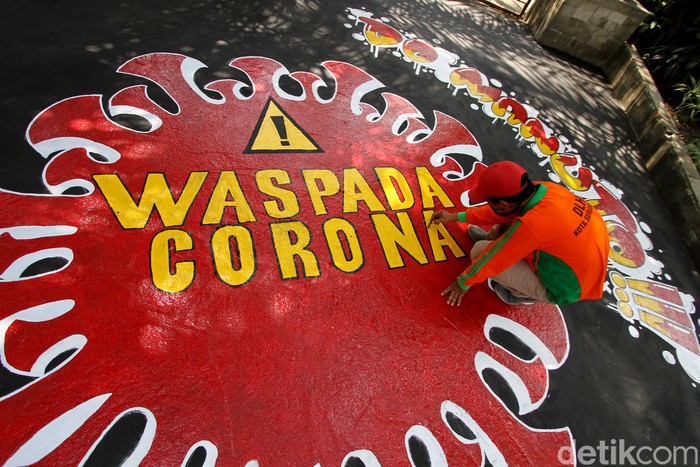 Mural bertema waspada penyebaran virus Corona hiasi jalan di Solo. Lukisan itu dibuat agar para pengguna jalan mematuhi protokol kesehatan guna cegah COVID-19