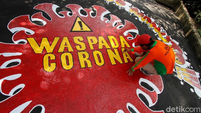 Mural bertema waspada penyebaran virus Corona hiasi jalan di Solo. Lukisan itu dibuat agar para pengguna jalan mematuhi protokol kesehatan guna cegah COVID-19