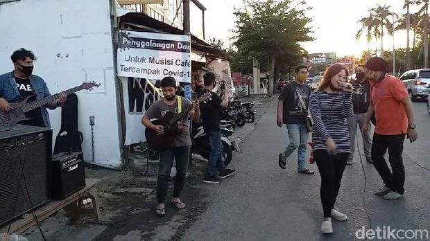 musisi kafe surabaya gelar aksi penggalangan dana