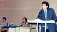 Foto itu ditemukan tanpa sengaja saat bersih-bersih rumah. Kemudian, ia unggah di media sosial.
