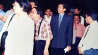 Sementara, Jokowi yang kala itu pengusaha kayu menjadi panyandang dana seminar.