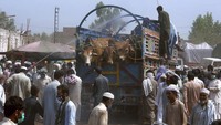 Di tengah kekhawatiran pandemi Corona, Pemerintah Pakistan melakukan upaya pencegahan COVID-19 salah satunya dengan menyemprotkan disinfektan di pasar hewan kurban. AP Photo/Muhammad Sajjad  