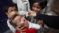 Kampanye anti-polio akan berlangsung lima hari dari hari Senin, (20/7/2020), dengan rencana sekitar 800.000 anak-anak divaksinasi. AP Photo/K.M. Chaudary  