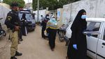 Upaya Petugas Medis Beri Vaksin Polio ke Anak-anak Pakistan