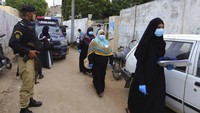 Petugas kepolisian Pakistan juga mengawal ketika petugas kesehatan tiba di suatu tempat untuk vaksinasi polio. AP Photo/Fareed Khan  