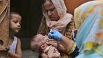 Upaya Petugas Medis Beri Vaksin Polio ke Anak-anak Pakistan