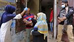 Upaya Petugas Medis Beri Vaksin Polio ke Anak-anak Pakistan