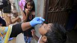 Upaya Petugas Medis Beri Vaksin Polio ke Anak-anak Pakistan