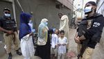Upaya Petugas Medis Beri Vaksin Polio ke Anak-anak Pakistan