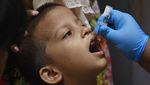 Upaya Petugas Medis Beri Vaksin Polio ke Anak-anak Pakistan