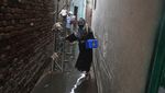 Upaya Petugas Medis Beri Vaksin Polio ke Anak-anak Pakistan