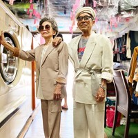 Pasangan lansia ini jadi viral setelah memperlihatkan penampilan modis di Instagram. Pasangan asal Taiwan itu menggunakan baju-baju anak muda.  Foto: dok. Instagram @wantshowasyoung