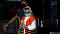 Ismunandar dan Encek UR Firgasih pun ditetapkan sebagai penerima suap bersama tiga orang lainnya.