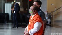 Keduanya diperiksa KPK terkait kasus dugaan suap proyek infrastruktur yang menjerat keduanya.